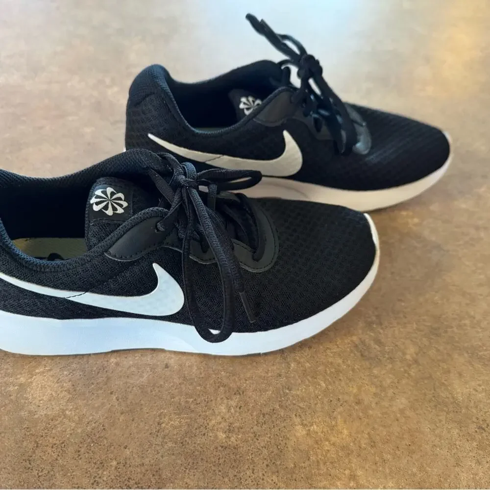 Nike Black & White Athletic Running Sneakers Womens Size 7 Casual Active